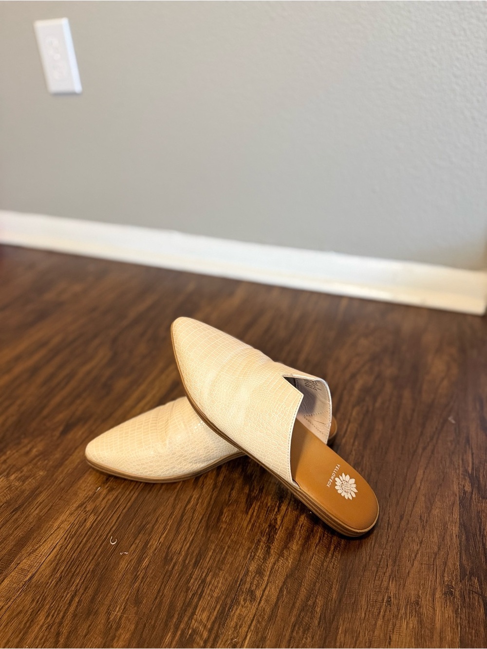 Women’s Cream Slip-On Pointed Mules